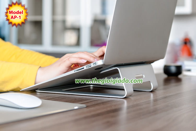 Gi&aacute; đỡ Laptop tr&ecirc;n b&agrave;n l&agrave;m việc